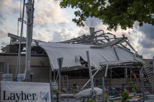 The roof of a construction machinery dealer lies across the building.  A storm has also caused major damage in Paderborn. May 20, 2022, North Rhine-Westphalia, Paderborn