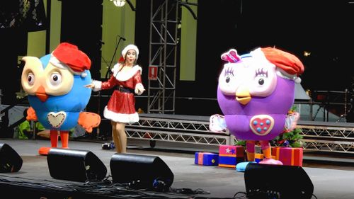 Children in the crowd sang along to traditional Christmas carols.