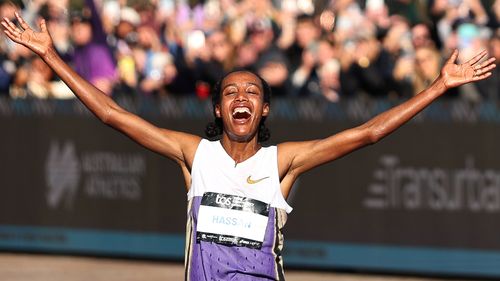 Sydney, Austrália - 31 de agosto: Sifan Hassan, da Holanda, celebra a vitória da maratona feminina durante a maratona de Sydney em 2025 em 31 de agosto de 2025 em Sydney, Austrália. (Foto de Jeremy Ng/Getty Images for Adidas)