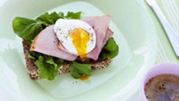 Poached eggs with rocket and ham
