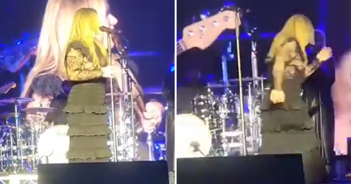 Kelly Clarkson walks off stage midsong after wardrobe malfunction