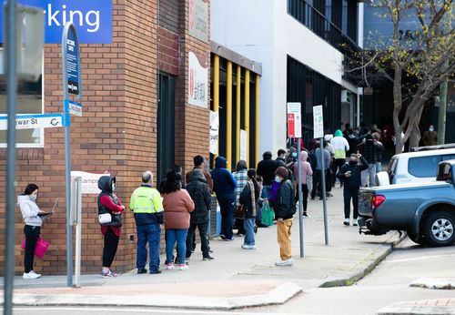 Une file d'attente Centrelink à Campsie, dans l'ouest intérieur de Sydney, longe la rue, pendant le verrouillage de Sydney.