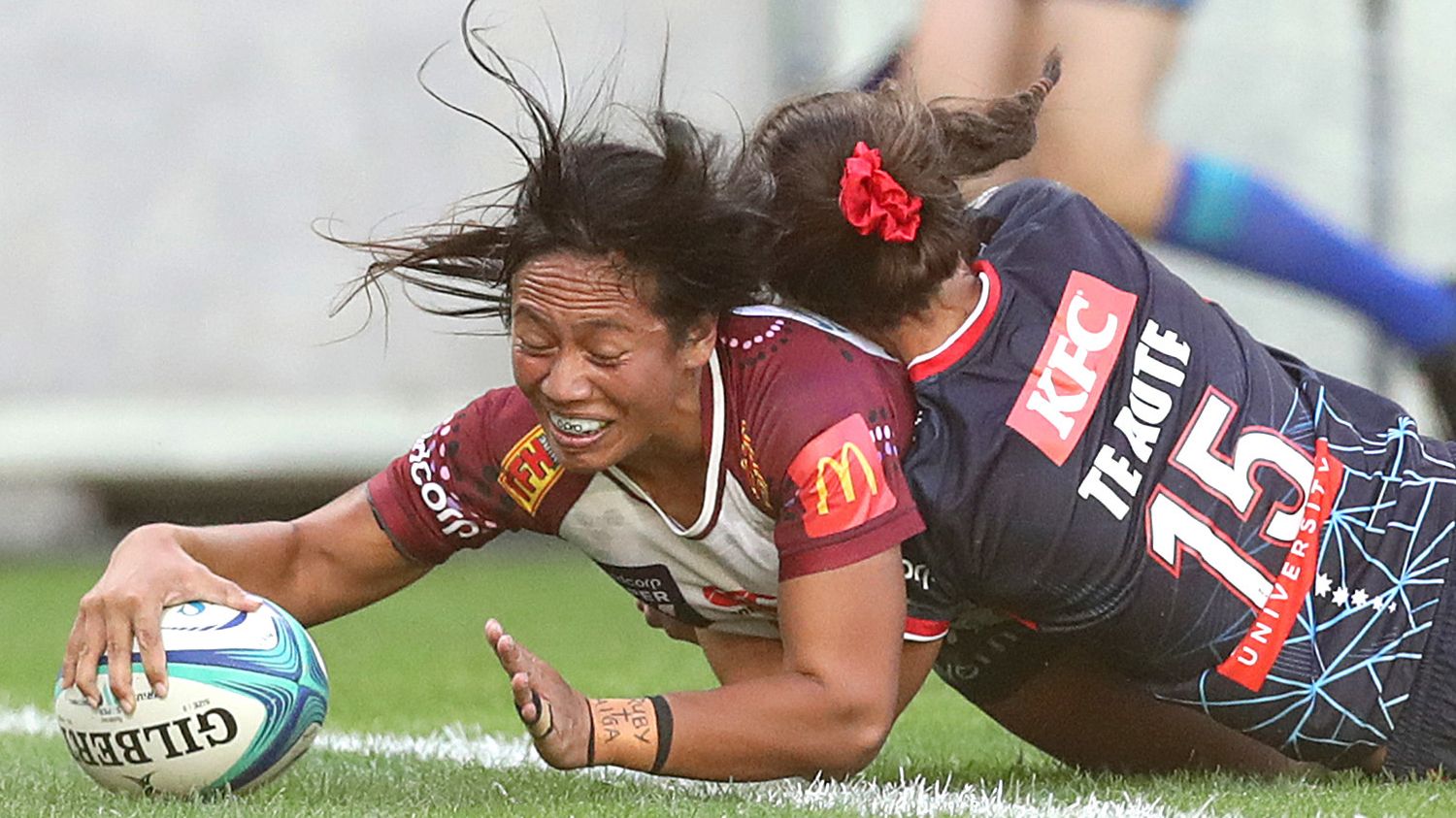 Cecilia Smith of the Reds scores a try.