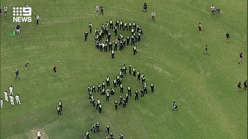 Il y avait une grande présence de la police victorienne dans la ville.