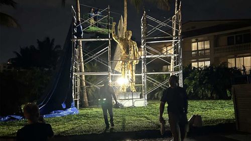 Donald Trump heykelinin kurulumu.