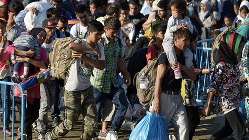 Thousands more migrants pour into Austria