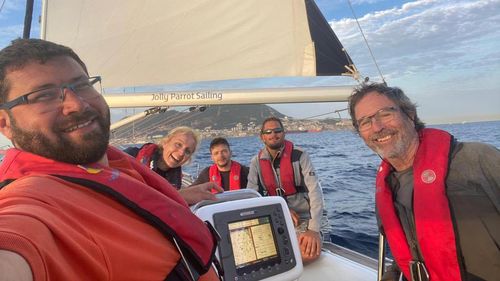 Blackburn (a sinistra) è riuscita a scattare questa foto di tutto l'equipaggio che torna sano e salvo al porto di partenza, a Gibilterra, durante il fine settimana.