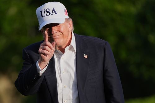 Il presidente Donald Trump fa un gesto ai giornalisti mentre attraversa il South Lawn della Casa Bianca, venerdì 15 maggio 2026.