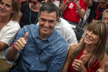 Spain&#x27;s Prime Minister Pedro Sanchez next to his wife Begona Gomez, gives a thumb up during a campaign closing meeting in Madrid, Spain, Friday, July 21, 2023. 