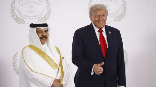 Il presidente Donald Trump e il re del Bahrein Hamad bin Isa Al Khalifa posano durante la foto di famiglia al vertice internazionale per la pace di Gaza, a Sharm el-Sheikh, Egitto, lunedì 13 ottobre 2025.
