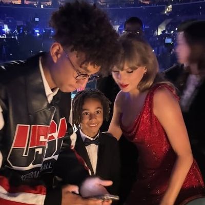 Taylor Swift dances with Alicia Keys' son