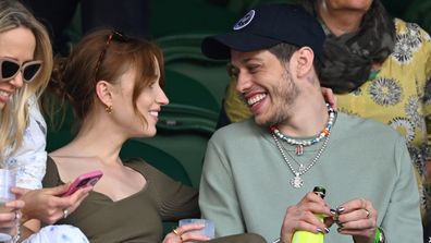 Phoebe Dynevor y Pete Davidson confirman el romance con una cita en Wimbledon.