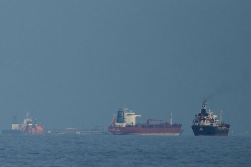 Petroliere e navi mercantili in fila nello Stretto di Hormuz viste da Mina Al Fajer, Emirati Arabi Uniti, mercoledì 11 marzo 2026. (AP Photo/Altaf Qadri)