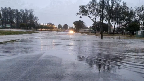 Inondation éclair vue à Kingaroy, où la police recherche un conducteur disparu.