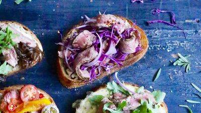 <a href="http://kitchen.nine.com.au/2016/09/19/12/28/steak-sandwich-with-hummus-spanish-onion-and-red-cabbage" target="_top">Open steak sandwich with hummus, Spanish onion and red cabbage</a>