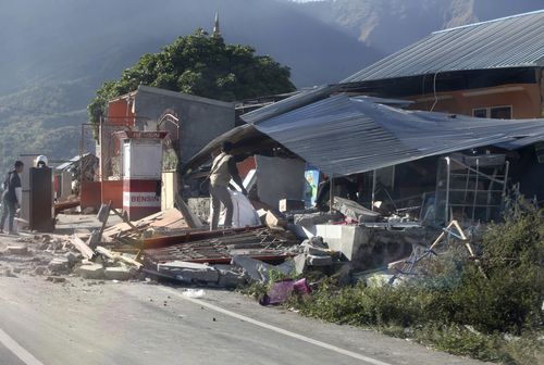 The death toll from a powerful earthquake that hit Indonesia's tourist island of Lombok has reached 105. Picture: AAP 