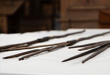 Which university returned spears taken by James Cook in 1770 to representatives of the Dharawal people this week?