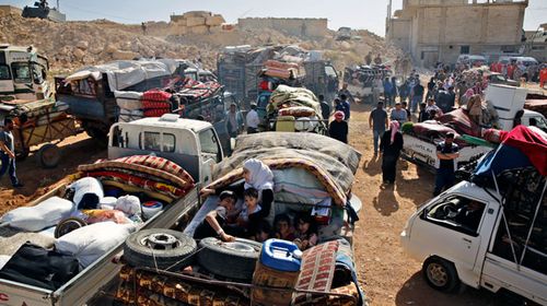 Syrian refugees gather in their vehicles getting ready to cross into Syria from the eastern Lebanese border town of Arsal, Lebanon. (Photo: AP).