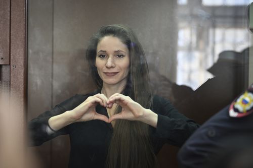 Antonina Favorskaya se tient dans une cage de verre dans une salle d'audience du tribunal du district de Basmanny à Moscou, en Russie, le vendredi 29 mars 2024.
