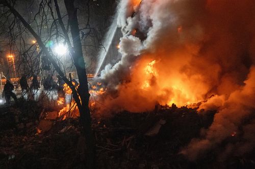 I vigili del fuoco hanno spento l'incendio in un condominio a più piani a seguito di un attacco missilistico russo a Kharkiv, Ucraina, sabato 7 marzo 2026.