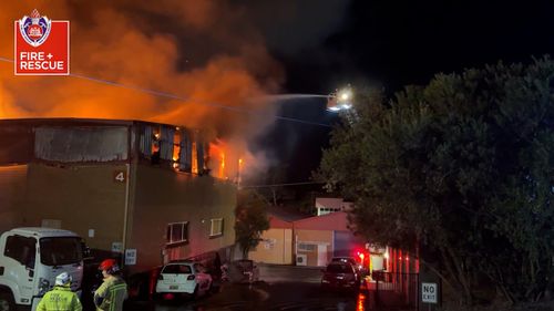 Les équipes de pompiers combattent un "important" et "féroce" incendie de l'atelier automobile de North Sydney, qui a endommagé plusieurs voitures et envoyé "fumée épaisse et âcre" crachant dans le ciel.