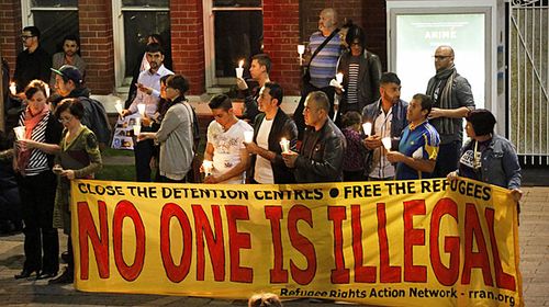 Hundreds gathered at the Perth Cultural Centre in Perth on September 7, 2015 to hold a vigil for Aylan Kurdi. (AAP) 