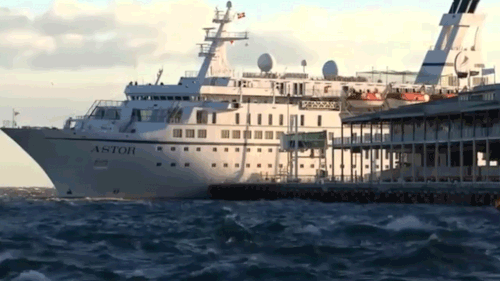Strong winds wedged the cruise ship against the St Kilda pier. (9NEWS)