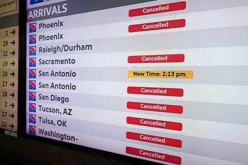 Um quadro de chegadas e partidas reflete vários cancelamentos de voos dentro e fora do Aeroporto Love Field, sábado, 24 de janeiro de 2026, em Dallas.  