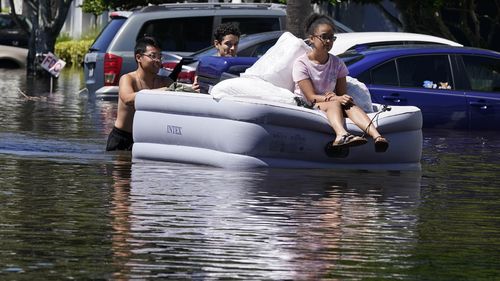 Studenci Uniwersytetu Centralnej Florydy ewakuują kompleks mieszkaniowy w pobliżu kampusu, który został całkowicie zalany przez huragan Ian, piątek, 30 września 2022 r., w Orlando na Florydzie.  AP Zdjęcie / John Raoux)