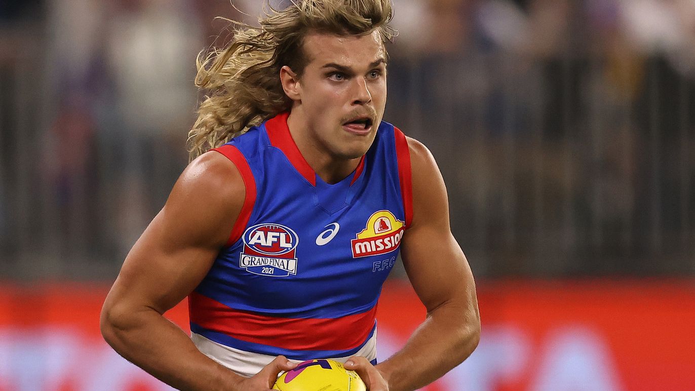 AFL cult figure steps away from Bulldogs