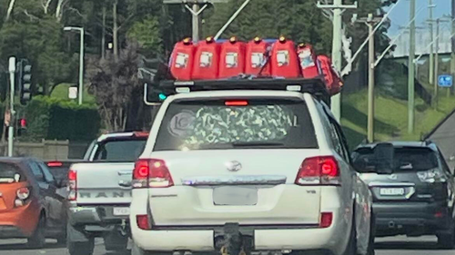 Una Toyota è stata fotografata con circa 20 taniche attaccate al tetto a Shellharbour.