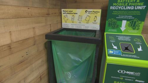 Dopo una sperimentazione riuscita, un nuovo programma prevede la collocazione di contenitori per il riciclaggio della plastica in più di 700 negozi Woolworths a livello nazionale.