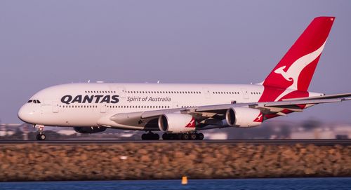 Générique de Qantas Airbus A380 décollant de la piste 34 L de l'aéroport de Sydney Kingsford Smith.  18 septembre 2017, Photo : Wolter Peeters, The Sydney Morning Herald.