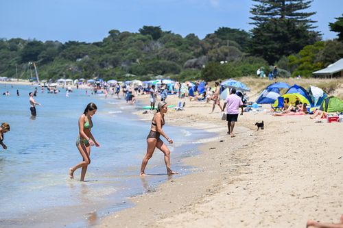 Busy Sorrento beach in Victoria. 26th December 2022, The Age news Picture by JOE ARMAO