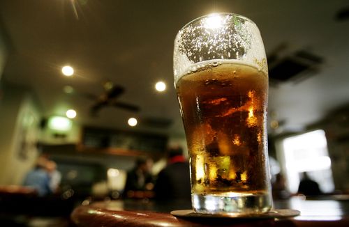 Pub goer 'verbally abused' the Prime Minister over beer service. (AAP)