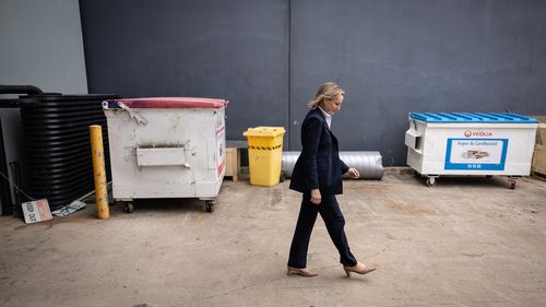 A líder da oposição, Sussan Ley, deixa as instalações de Marley Flow Control em Emu Plains após uma visita com o porta-voz de redução de energia e emissões, Dan Tehan.