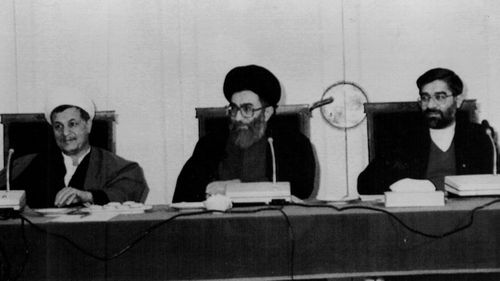 O presidente do Irã, Majli, e representante do Imam no conselho supremo de defesa, Hashemi Rafsanjani (L) e o primeiro-ministro iraniano, Hussein Musavi (R), durante a sessão. Reunião de Guerra. O presidente iraniano, Ali Khamenei (M), preside uma sessão conjunta do ministro. O conselho supremo de defesa e o conselho supremo de apoio à guerra definirão no domingo a estratégia da república islâmica em relação à guerra imposta pelo Iraque. 15 de novembro de 1987.