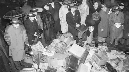 Gazeteciler, Collyer evinden bazı eşyaları inceliyor.