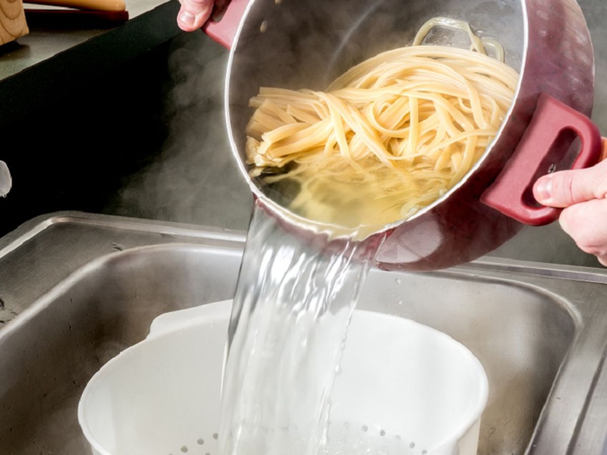 Промывать лапшу. Сливать воду из кастрюли. Кастрюля для спагетти. Дуршлаг для макарон. Приспособление для слива воды из кастрюли.