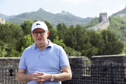 Başbakan Anthony Albanese ve nişanlısı Jodie Haydon, 16 Temmuz 2025 tarihinde Badaling'deki Çin Seddi'ni ziyaret ediyor.