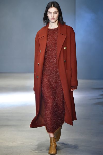 <strong>Burnt Caramel<br></strong><br>As seen at: Tibi, Stella McCartney, Off-White<br> <br>How to: Layer the shade from head-to-toe in varying materials and opacities for
the perfect autumnally-themed outfit.
