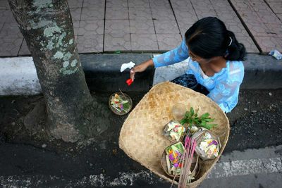 In Ubud, at the beginning of the day, Balinese make offerings everywhere, on the sidewalks, in front of the houses, shops and restaurants (Indonesia, 2008).