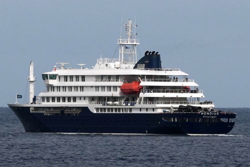 La nave da crociera MV Hondius salpa dal porto di Praia, Capo Verde, mercoledì 6 maggio 2026. (AP Photo/Misper Apawu)