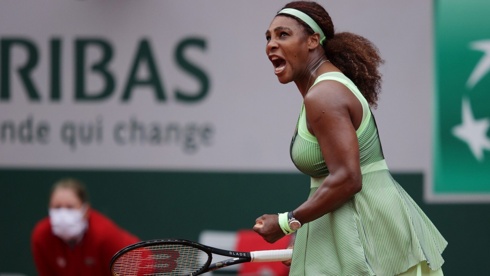 Serena Williams into last 16 at Roland Garros 