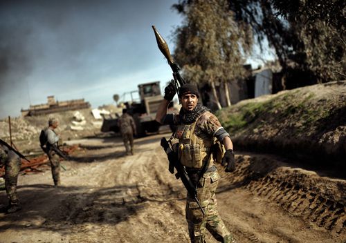 A member of Iraq's elite Rapid Response Division carries a rocket launcher as Iraqi forces advance in the northern city of Mosul during February, 2017. (AFP)