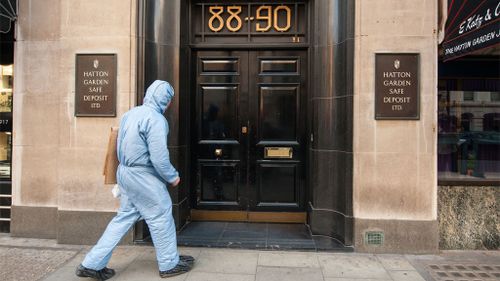 A police forensics officer entering the Hatton Garden Safe Deposit company in London. (AAP)