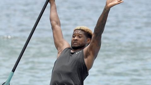 Usher falls off paddleboard in Hawaii. 