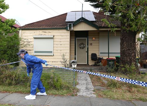 Forensic police attend a property in Granville, in Sydney's west, searching for the remains of missing schoolgirl Quanne Diec. (AAP)