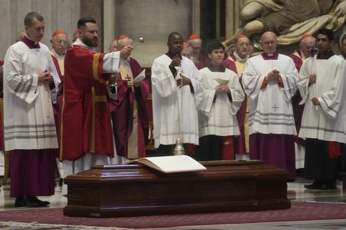 Le cercueil du cardinal australien George Pell est béni lors de la cérémonie funéraire dans la basilique Saint-Pierre au Vatican, le samedi 14 janvier 2023 