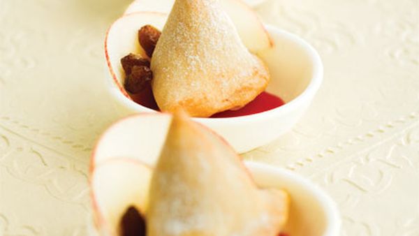 Apple in pastry triangles